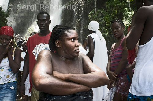 El festival de vudú de Saut d'Eau se celebra cada any el 16 de juliol coincidint amb el dia en què el 1847 va aparèixer una visió de la Verge Maria. Milers de devots arribats de tots els llocs de Haiti es banyen en aquestes aigües per purificar o compra perdre al Gran Mestre que converteixi en realitat els seus somnis. El vudú és la religió majoritària de Haiti. Els adeptes necessiten ser posseïts per un esperit Iwa per poder comunicar-se amb el Gran Met, ja que aquest es encuetra molt allunyat del pla físic. A la fotografia una de les assistents es encuetra posseïda pel gran Iwa. Les seves seus moviments són convulsos. Hi ha nombroses famílies (nanchons en creole) de Iwa, als quals s'invoca en diferent ordre d'acord amb el ritual. Una dona entra en trànsit. Encara que la major part d'aquests houguanes són homes, la dona també pot ser-ho sempre que demostri que té aptituds per exercir aquesta tasca. El seu nom en cas de ser escollida serà manbo. Però, també és possible que el houngan utilitzi els seus poders per convocar el mal. En aquest cas particular el sacerdot és anomenat Bokor. El vudú hatiano, que també té una vinculació amb la cosmologia, és un fort referent de la cultura popular d'Haití, ja que gran part dels habitants creuen en la capacitat que tenen els Bokor per fer ressuscitar als morts i fer-los treballar en el seu profit . I de fet, en la seva capacitat de provocar la mort als seus enemics. 