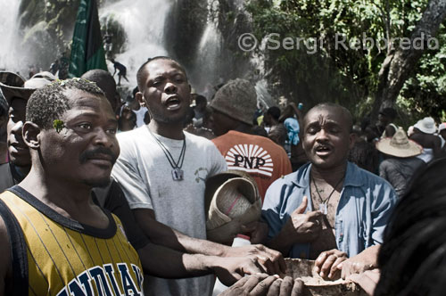 Cada any, milers d'haitians van a la conca d'una cascada sagrada per descansar i pregar per un futur millor. Cada juliol, milers d'haitians es dirigeixen a Saut d'Eau, cascada situada 60 quilòmetres al nord de Puerto Príncipe, al pelegrinatge més important de la religió vudú d'aquest país caribeny, segons explicava el diari mexicà La Jornada. Arriben després de moltes hores de camí a peu, en burros o tap tap-autobusos coloradísimos i típics-a la recerca de bona sort i beneficis. Al país més pobre d'Amèrica, el cost d'aquest viatge pot significar dies o mesos de treball, sacrifici que serà recompensat per les benediccions que arribaran als pelegrins a banyar-se en les aigües místiques de la cascada de Saut d'Eau (salt de aigua, en francès), en Ville Bonheur, departament del Centre.