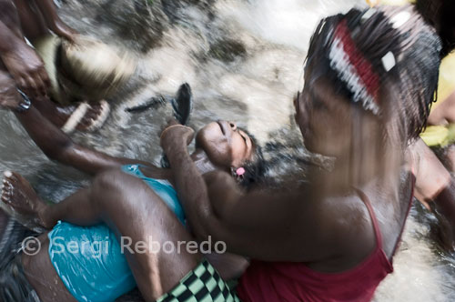 Una mujer en trance se baña en una de las pozas de Saut d’eau para conectar con un Iwa. Pero si las danzas e invocaciones tienen esa carga emocional intrínseca a los clímax religiosos, es el sonido de los tambores el que en realidad domina el paisaje. Es aquí donde el estado de trance –ojos blancos, movimientos involuntarios, gestos ídem– se extiende como un manto psicotrópico entre los ‘ounsis’. No son pocos los creyentes que se dirigen hasta Ville-Bonheur solo para mirar y terminan danzando en charcos de agua turbia para adorar, sin poder controlar ni su cuerpo ni su voluntad, a las deidades del reino Dahomey (tampoco son pocos, es cierto, los que no entienden nada y asumen esta ceremonia como puro teatro).