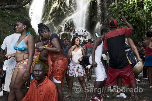 Cada juliol, milers d'haitians es dirigeixen a Saut d'Eau, una cascada situada 60 quilòmetres al nord de Puerto Príncipe, al pelegrinatge més important de la religió Vudú d'aquest país caribeny. Al país més pobre d'Amèrica, el cost d'aquest viatge pot significar dies o mesos de treball, sacrifici que serà recompensat per les benediccions que els arribaran als pelegrins a banyar-se en les aigües místiques de la cascada de Saut d'Eau (salt d'aigua, en francès), en Ville Bonheur, departament del Centre. Segons la llegenda popular, el 1847 Erzulie Dantor, deessa vudú de la bellesa i l'amor, es va aparèixer en el lloc sobre un arbre i va començar a curar malalts i executar miracles. Els sacerdots catòlics van veure en això una blasfèmia, van talar l'arbre i van erigir una església a pocs metres de distància, en honor de la Verge. Per obra i art del sincretisme, Erzulie es camuflar a la catòlica Mare de Déu de Mont Carmel, o Mare de Déu dels Miracles. Des de llavors, els haitians consideren les aigües de Saut d'Eau, propera a l'església, benèfiques i curatives de tots els mals.
