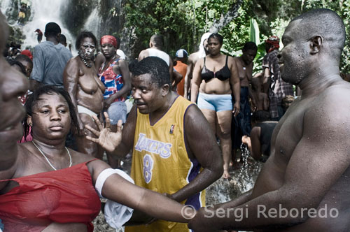 A husband helps to make it easier on the verge of his wife. Beyond the stereotypes, which describe pure voodoo as black magic rituals with dolls, animal sacrifices and undead, this is basically a peaceful religion, which the rites are a mystical experience for the uninitiated. Voodoo has played a major role in organizing the struggle for independence from the Haitian people. A voodoo ceremony officiated Bois Cayman in 1791, led by the priest slave Boukman, is considered crucial in the first Haitian rebellions that led to the country's independence. Some leaders like Toussaint Louverture and Jean Jacques Dessalines banned during his tenure as the potential fear they inflicted.