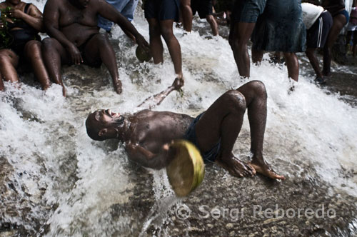 Person in a trance, with eyes and by jerky movements, one is possessed by the spirits of Iwa. Voodoo adherents once a year perform the pilgrimage to coincide with the date that was seen in 1847 a vision of the Virgin Mary. In general, voodoo is considered that there is a supernatural entity last, call in various ways, the most common or Mawu Bondy (sometimes referred to a partner, Mawu and Lisa) and regent of the supernatural world, but this is remains inaccessible and alien to the human world, so that communication with the supernatural world is to be carried out through the numerous eulogies (Baron Samedi, the Maman Brigitte Damballa, etc), supernatural entities also act as intermediary deities and that to the fact the backbone of voodoo, each having a different personality and multiple modes to be praised (by songs, dances, ritual symbols, etc.). While there is no uniform religious structures, a voodoo priest serves to contact the loas invoked, the loa speaking through him, which is attributed to the priests a great power, and get the generic name houngan, or in the case of a woman, mambo. Bokor The term is reserved for a houngan who uses his power for evil, would be equivalent to the word wizard.