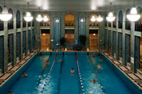 Hèlsinki. La piscina de Yrjonkatu (Yrjönkadun Uimahalli, Yrjonkatu 21b, telèfon 09.310 8740 1) Per què els vilatans els encanta? Peça meravellosa de l'arquitectura i la primera piscina coberta pública a Finlàndia des de 1928. Compta amb piscina de 25 metres, una sauna elèctrica, una sauna de vapor i una sauna de fusta amb calefacció. Els vestits de bany s'ha permès des de 2001. Per què vostè ha de visitar? Vostè pot llogar una cabana al 2 ° pis, que inclou una tovallola, un barnús i una funda de seient. L'edifici és un exemple impressionant de la dècada de 1920 classicisme i és un edifici d'importància històrica i arquitectònica. Prova el "Cafe Yrjö", ubicat a la 2 ª planta i cargols ordre d'all (11 €).