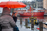 Hèlsinki. Katajanokka Guest Harbour Embarcador al nord de Katajanokka. Katajanokka & Kruununhaka Poc aïllat de la resta de la ciutat, Katajanokka era conegut en el passat pels seus ports i la presó. Avui dia, el districte estil Jugend és arquitectònicament significant. Ofereix interessants excursions, i està poblat per artistes i periodistes. També és un centre polític. Del Nord de Katajanokka es troba el tranquil i molt respectat districte de Kruununhaka, el veí del centre històric dissenyat per Engel.