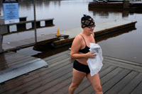 Helsinki. Marina café en el Katajanokka Guest Harbour, uno de los clubs privados en los que con sauna junto al Golfo de Finlandia.  Una auténtica sauna finlandesa es una experiencia obligatoria, y no difícil de encontrar: hay 1,6 millones de saunas en este país de poco más de 5 millones de personas, incluso el parlamento tiene su propia sauna. La sauna, que tradicional finlandesa consiste en relajarse en bancos de madera, vertiendo agua sobre carbones calientes, y aplastando la espalda de su vecino con abedul ramas-es una parte integral de la vida de la cabina y ahora la vida de la ciudad, como los apartamentos están equipados con saunas pequeñas en sus cuartos de baño. 