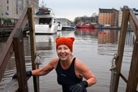 Hèlsinki. Una senyora gran surt de l'aigua després d'una sauna al Marina cafè al Katajanokka Guest Harbour, un dels clubs privats en què amb sauna al costat del Golf de Finlàndia. NATACIÓ I SAUNA La calor de la sauna relaxa cos i ment. Després del vapor de la sauna, es pot capbussar en aigua refrescant. Piscina d'Yrjönkatu La piscina de Yrjönkatu recrea l'ambient dels banys romans. És la primera piscina coberta de Hèlsinki i la més antiga dels països nòrdics, finalitzada el 1928. La seva particularitat és que es pot banyar amb banyador o sense. Hi ha torns per a homes i per a dones en diferents dies de la setmana. Es poden llogar cabines per relaxar-se i gaudir d'un refresc.