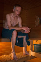 Helsinki. Tarde de Cosy Sauna.  Algunas familias en Helsinki organizan para los visitantes encuentros en los que enseñan la ciudad y además tienes la posibilidad de acabar en casa de esta familia degustando un aperitivo y tomando una sauna con la familia en su propia casa. En la web de http://www.cosyfinland.com se encuentra toda la información.  Acogedor Finlandia le ofrece la oportunidad de aprender sobre el estilo de vida finlandés. Contamos con una original forma de hacerlo que mediante la organización de un local que le presenta la vida cotidiana. Usted puede incluso ser invitado a la casa finlandesa u otros ambientes privados! CONOZCA AL finlandeses en Finlandia - durante todo el año y en todas las condiciones climáticas 