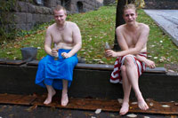 Helsinki. Un par de clientes de la sauna Kotiharju se relajan en la calle a temperaturas heladas durante unos minutos entre sauna y sauna. Esta sauna pública ubicada en el centro de la ciudad, la única que todavía calienta el agua con madera.   Kotiharju Sauna - Para quemar madera, auténtico Disfrute de la mejor sauna tradicional en Helsinki La sauna finlandesa es una necesidad para el visitante a Helsinki. Y el famoso Sauna Kotiharju es el único remanente público de leña sauna en Helsinki. Sólo leña saunas le permiten disfrutar el calor suave de la experiencia del sauna tradicional. - Saunas separadas para hombres y mujeres - en el Estado finlandés saunas públicas. - Las estufas de madera enormes desprenden mucho calor suave, relajante y vapor. 