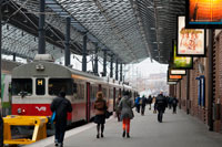 Estació de tren de Hèlsinki. Una de les fites per a un mòdul de l'essència modernista, l'Estació de trens d'Hèlsinki, s'aixeca aïllada enmig d'un terraplè que per la quantitat de persones que alberga semblés ser, de vegades, el centre de la ciutat, o menys del seu enrenou. L'edifici representa l'arquitectura més excel · lent de l'època i estil en què es va aixecar. Cal fixar-se en especial a la torre del rellotge, que és per si sola un símbol de Hèlsinki. La decoració monumental de la façana amb estàtues, especialment els portadors de la llum de la industrialització i el progrés, que són adorats pels finlandesos, i les sales interiors amb amplíssimes voltes accentuen i donen una naturalesa molt especial a l'edifici. D'aquesta estació parteixen trens fins gairebé l'últim racó de Finlàndia i als països que l'envolten, com Rússia.