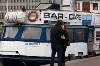 Helsinki. Una pareja se besa junto a la terminal de cruceros en Kauppatori.  El puerto de Helsinki se divide en dos áreas. West harbour y South harbour  Mapa del puerto   www.portofhelsinki.fi/...nal_cruise  Port call 2013  www.portofhelsinki.fi/...uise_ships  En la lista se puede consultar todos los barcos que se espera que atraquen tanto en en South Harbour como en West Harbour, con nombre, fecha, terminal y muelle. Los cruceros en en South Harbour atracan en la terminal Katajanokka (muelles ERA y ERB) y en West harbour en el Munkkisaari Quay de Hernesaari ( muelles LHC and LHB) 