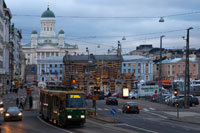 Helsinki. Vistas genrales de la ciudad con el tranvía, el mercado y el Senaatintori del fondo desde la calle Eteläranta.  Helsinki, la capital de Finlandia, es una ciudad nórdica con muchos encantos por descubrir.  Está rodeada de hielos y bosques que configuran un paisaje imponente. Si estás pensando en realizar turismo en Helsinki, ten en cuenta que el mejor momento para hacerlo es en primavera y verano, ya que sus inviernos son muy crudos. La Plaza del Mercado es el núcleo comercial de Helsinki, y un importante punto de encuentro para los citadinos.  En sus alrededores, se sitúan un conjunto de edificios históricos, como el Ayuntamiento, la Embajada sueca y el Palacio Presidencial. 