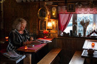 Helsinki. Un personaje mítico de la televisión finlandesa desayuna en el fabuloso Café Regata.  Regatta Café es el más lindo pequeño café en la ciudad. Se trata de una pequeña cabaña de madera con espacio para sólo unos 4 mesas por dentro! Cuando dentro de usted podría tener la sensación de que el lugar que se descompone en los siguientes minutos (no lo hará). El café está lleno de los elementos más inesperados que te puedas imaginar: aparatos viejos de cocina, instrumentos musicales, cuadros antiguos, etc - es tan acogedor y maravilloso! 