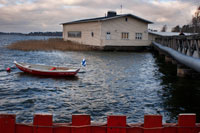 Helsinki. Barcas junto al mar en el exterior del pequeño Café Regata, uno de los cafes más visitado de la ciudad.  ¿Por qué los lugareños les encanta? Love, love, love this pequeño lindo edificio de madera poco justo al lado del agua en Meilahti. ¿Por qué usted debe visitar El olor de los mejores bollos de canela de Helsinki (korvapuusti) se arremolinan alrededor si usted acogedor en el interior entre toda la parafernalia finlandeses de edad. Si no salir a la calle a disfrutar del sol y la brisa en la terraza frente al mar en expansión. Incluso se puede asar su comida allí mismo. Simplemente divino. 