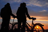 Many people come to cycling Kaivopuisto Hill, south of Helsinki to enjoy an unforgettable sunset. Kaivopuisto (Swedish Brunnsparken) is one of the oldest parks and more known in the center of Helsinki, Finland, and also an area of ??about 500 inhabitants where the park is located. Kaivopuisto offers several acres of parks, both plain and on the cliffs. Every summer, thousands of Helsinkians reached Kaivopuisto sun, have a picnic, or for conducting sporting events (...)