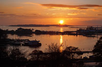 Muchas personas se acercan a la colina de Kaivopuisto, al sur de Helsinki para disfrutar de buenas vistas y de una inolvidable puesta de sol.  El parque más antiguo en el centro de Helsinki Acantilados, hermosos jardines, el agua y el sol, incluso una antigua fortaleza, son tantas razones para visitar Parque Bien de Helsinki (Kaivopuisto). Y no se lo puede perder: el parque pone en el corazón de la ciudad, y es destino favorito de picnic de Helsinki en el verano. 