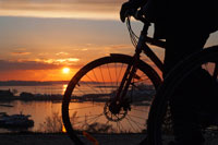 El antiguo parque de Kaivopuisto suele ser visitado en bicicleta o caminando sobretodo al atardecer, ya que ofrece buenas vistas y de una inolvidable puesta de sol.  Helsinki es una ciudad bastante verde con muchos parques y entre él es los más populares es el Kaivopuisto alrededor Ullanlinna colina (Ullanlinnanmäki). Se trata de un antiguo parque, con el Kaivohuone restaurante y club nocturno que data de 1830 y el pequeño observatorio en la cima de la colina hasta 1926. Es popular durante todo el año, con días de campo y de la vida-park en verano y peleas trineo y la nieve en invierno. La altura de la popularidad Kaivopuisto es todavía en las celebraciones del día de los estudiantes de Vappu de mayo la primera. Todo el parque (de varias hectáreas) entonces se llenan de picnic del estudiante y el flujo de vino espumoso. Durante el verano también hay siempre por lo menos varios conciertos y otros eventos en el parque. 