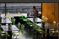 El Cafè de Kiasma, d'estil totalment avantguardista, està situat a l'interior del Museu d'Art Contemporani de Hèlsinki. El Kiasma (construït de 1993 a 1998) és un museu d'art contemporani localitzat a l'avinguda Mannerheimintie, de la ciutat de Hèlsinki, Finlàndia. Exhibeix la col · lecció d'art contemporani de la Galeria Nacional Finlandesa. L'objectiu principal del museu és fer més popular a l'art contemporani i reforçar el seu estatus.