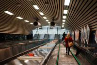 Un dels accessos al metro de Hèlsinki. La ciutat de Hèlsinki és la capital i ciutat més important de Finlàndia. Com a part del transport públic, Hèlsinki compta amb un sistema de Metro (tren subterrani metropolità - Hèlsinki Metro) compost per 1 línia i 17 estacions. Alhora, com a complement té un sistema de tramvies i una xarxa de trens suburbans. Al voltant de 60 milions de passatgers el transiten a l'any. El Metre d'Hèlsinki (en finès Helsingin metro ia suec Helsingfors metre) és el sistema de metre utilitzat a la ciutat de Hèlsinki, i actualment és l'únic sistema de metre a Finlàndia. El sistema va ser obert al públic en general el 2 d'agost de 1982, després de 27 anys de planificació. És el metre més septentrional del món, i en el moment de la seva obertura va ser també el metre més curt al món. És operat per Transport de la Ciutat d'Hèlsinki (HKL).