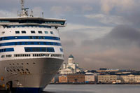 Desde el embarcadero de cruceros de Olympia (Olympialaituri) parten muchos de los cruceros por el mar Báltico.  La Terminal Olympia está localizada en el muelle sur y desde ella parten los ferries de la linea Silja hacia Estocolmo, Suecia.  De la Terminal Makasiini, la Terminal Kanavaranta y la Terminal Länsi parten los ferries que van a Tallín, Estonia.  La Terminal Hansa localizada en el muelle norte, opera ferries con destino a Alemania.   Puerto de Helsinki:  Tel. +358 (0)9 173 331, Fax +358 (0)9 1733 3232  