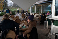 La terrassa del cafè Úrsula és una de les més sol · licitades de la ciutat, està situada als voltants de l'antic parc de Kaivopuisto i és un dels millors llocs on gaudir dels últims rajos de sol de la tarda. KAIVOPUISTO PARK El major atractiu d'aquest parc, situat al sud d'Hèlsinki, són les seves vistes al mar obert. De fet, per a molts locals és la més bonica de totes les àrees verdes de la ciutat, fins i tot més que Central Park. Aquí es es van construir els edificis més bonics de Hèlsinki, molts dels quals avui s'han convertit en les seus d'algunes ambaixades. Submergeix-te en la bellesa de la zona, on es troben edificis com el Ursa Observatory, fins a sortir a la mar i veure la quantitat de velers que atraquen al lloc. Aquí és parada obligada el Cafè Ursula, on has prendre una fumejant tassa de cafè amb llet i una típica pasta de canyella.? '