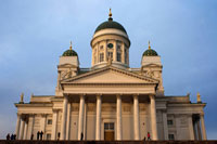 La Catedral d'Hèlsinki va ser dissenyada per l'arquitecte favorit del tsar de Rússia, Carl Ludvig Engel, com a part de la reconstrucció de Hèlsinki al segle 19 després d'un incendi ocasionat per haver estat annexada per la força als russos i que va destruir gran part de la ciutat. L'edifici es va començar a construir el 1830 i es va acabar després de la mort d'Engel el 1852. El disseny de la Catedral és en forma de creu grega, molt a l'estil d'una església ortodoxa russa, encara que és una església luterana. 93% de la població finlandesa és luterana. Els quatre cúpules petits que es poden veure avui dia es van afegir al disseny original després de la mort d'Engel. L'encarregat d'això va ser Ernst Lohrmann, qui a més va afegir les estàtues de zinc dels dotze apòstols en la teulada i dos edificis laterals, dels quals un és un campanar, i l'altre és una capella.