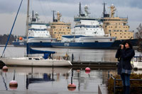 Flota de vaixells trencaglaç atracats al port base d'Hèlsinki. Més del 80 per cent del comerç exterior de Finlàndia es realitza a través de transport marítim, ia l'hivern, els vaixells mercants confien fortament en l'ajuda dels trencaglaç per dirigir amb seguretat a port. Finlàndia té aproximadament 1.500 quilòmetres de costa al mar Bàltic i uns 60 ports. El Bàltic és pràcticament un mar interior i la seva part més al nord es congela durant l'hivern. En un hivern molt dur, és possible que fins i tot es geli tot el mar, encara que això rares vegades passa.