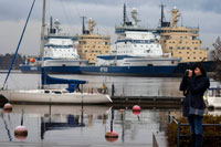 Flota de barcos rompehielos atracados en el puerto base de Helsinki.  Más del 80 por ciento del comercio exterior de Finlandia se realiza a través de transporte marítimo, y en invierno, los buques mercantes confían fuertemente en la ayuda de los rompehielos para dirigirlos con seguridad a puerto. Finlandia tiene aproximadamente 1.500 kilómetros de costa en el mar Báltico y unos 60 puertos. El Báltico es prácticamente un mar interior y su parte más al norte se congela durante el invierno. En un invierno muy duro, es posible que incluso se hiele todo el mar; aunque esto rara vez ocurre. 