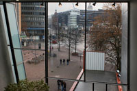 El Kiasma és un projecte de museu d'art contemporani per Hèlsinki de Steven Holl. Inaugurat el 1996 i amb una superfície de 12.000 m² s'insereix en la badia de Töölö, amb obres properes com el Finlàndia Hall d'Aalto o l'estació de tren Saarinen. El projecte es vertebra a través d'una rampa que connecta el vestíbul d'accés amb els espais expositius · lectius. L'escala humana, segons l'arquitecte, ha estat una constant en l'adequació de dimensions dels diferents elements del projecte, juntament amb el tractament de la llum natural i artificial.
