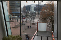 The project Kiasma is a contemporary art museum to Helsinki by Steven Holl. Opened in 1996 and covering an area of 12,000 m² is inserted into Töölö Bay, with works coming as Aalto Finlandia Hall and the railway station Saarinen. The project is structured through a ramp that connects the entrance hall with spaces expositi-you. The human scale, according to the architect, has been a constant in matching dimensions of the different elements of the project, together with the treatment of natural and artificial light.