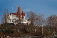 Algunes de les cases que envolten la badia de Töölönlahti. El parc al voltant de la badia de Töölönlahti comença al cor d'Hèlsinki. Els jardins d'hivern, centenars jactància de les plantes, es troba a l'extrem nord de la badia. Cases de fusta al llarg de les costes són un recordatori de la història de Hèlsinki. La badia de Töölönlahti és un tresor especialment per als observadors d'ocells.