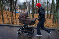 Los fines de semana acuden muchísimas personas a la Bahía de Töölönlahti a practicar running, bicicleta o cualquier otro deporte.  Töölö Bay (Töölönlahti) es un hermoso parque en el corazón de Helsinki, prefieren principalmente por los observadores de aves, que disfrutan de la gran diversidad de aves que anidan aquí. Töölö Bay (Töölönlahti) es también uno de los parques más románticos de la ciudad, con hermosos paisajes a lo largo de sus trayectorias. Algunos de los principales lugares de interés de la ciudad fusión aquí, incluyendo las antiguas villas en Linnunlaulu. Alrededor de Töölö Bay (Töölönlahti) también verá el Finlandia Hall, el Teatro de la Ópera, el jardín de invierno y las villas de madera del distrito Etu-Töölö. 