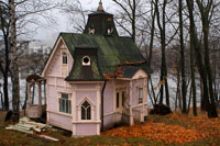 One of the old villas Linnunlaulu located in the northwestern part of the Bay of Töölönlahti. Töölö Bay and surroundings are one of the most famous and important of Finland. Some of the main sights of the city's most beautiful parks and blend to create a charming landscape. If you walk along the bay from the road by Linnunlauluntie paths pathways, the first thing you see are the old villas Linnunlaulu. Romantic wooden houses line the streets and a sandy path leads you to a park. On the right is the street Helsinginkatu, in which the other side is the Winter Garden City. Enjoy the view of the source of the bay, and the Opera house and the room across Finland, in the great park Hesperia.