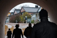 Túnel d'entrada des de l'embarcador a l'illa de Suomenlinna (Sveaborg). En considerar l'illa de Suomenlinna part de la ciutat de Hèlsinki, es pot viatjar-hi prenent un ferri habitual (uns 4 € anada i tornada). Durant l'escassa mitja hora que dura el trajecte, es poden veure altres illes més petites amb enigmàtiques cases solitàries, a vista de la badia de Hèlsinki. La plaça on es troba un mercat sami i paradetes de souvenirs. Suomenlinna és un grup d'illes unides per ponts, molt important per als finlandesos. Aquí es va forjar part de la història d'Hèlsinki: el 1748 els suecs van construir aquesta fortalesa inclosa en el Patrimoni Mundial de la Humanitat per defensar-se dels russos, encara que a aquests poc els va obstaculitzar la fortalesa per vèncer-los. Com a curiositat, abans es deia Viapori (fortalesa sueca) i actualment el seu nom és Suomenlinna (fortalesa finlandesa), des que Finlàndia es va independitzar de Rússia.