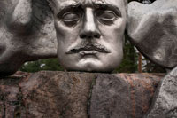 El monument a Sibelius es troba al parc del mateix nom (Sibelius Parken), proper a la costa oest de la ciutat. Una de les vies des de les quals es pot arribar és precisament des del carrer dedicat al compositor (Sibeliuksen Katu). El barri, anomenat Taka-Töölö, és una zona tranquil · la fonamentalment residencial, poc poblada en vida del nostre autor. L'hospital on treballava el seu germà Christian estava en aquesta zona, i era habitual trobar a Jean Sibelius passejant. D'aquí l'elecció. Al mateix barri podem trobar a més carrers dedicats als poetes Topelius i Leino.