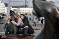 La Fuente de Havis Amanda en Helsinki. Es la anfitriona de Helsinki, la chica que te recibe, llegues por mar, tierra o aire al corazón de Helsinki. Lo normal sería encontrarla en el centro de la Plaza principal de la ciudad, frente al Parlamento, pero está a un lado, como vergonzosa, tapando su desnudez, pero incapaz de esquivar las miradas de los miles de turistas que la admiran y la capturan con sus cámaras. Joya del Art Nouveau francés, ya que francesa es, llegó a Helsinki en 1908. Está hecha en bronce y colocada sobre una fuente de granito que soporta cuatro peces que le lanzan chorros de agua y cuatro leones marinos que la custodian, con una altura total del conjunto de 5 metros. Se hizo para simbolizar el renacimiento de Helsinki después de la ocupación rusa. Es un hecho conocido y muy comentado, que un país tan liberal como Finlandia haya puesto muchísimas pegas a la desnudez de la estatua, considerada como un objeto que denigra a la mujer y la reduce a objeto sexual. 