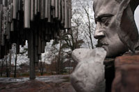 El monument a Sibelius a Hèlsinki. En Helsinski una de les visites de tots els turistes és el Monument de Sibelius, una obra d'art de l'escultora finlandesa Eila Hiltunen en honor del compositor de la mateixa nacionalitat Jean Sibelius (1865-1957). És especialment visitada pels finlandesos, obvi, ja que aquí es recorda el valor d'un home que es va rebel · lar contra el règim soviètic convertint-se en un símbol del patriotisme finlandès i la lluita per la independència d'aquest país. L'obra escultòrica va ser encarregada pel govern de Finlàndia a la mort de l'artista i està construïda amb canelles d'acer. Quan va ser construïda molts ciutadans van pensar que es tractava de canonades però l'escultora va idear una obra de forma vertical amb alguns nivells desiguals, com un vell òrgan d'església, i al seu costat col · loca l'escultura del cap de l'artista.