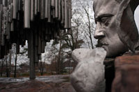 El monumento a Sibelius en Helsinki.  En Helsinski una de las visitas de todos los turistas es el Monumento de Sibelius, una obra de arte de la escultora finlandesa Eila Hiltunen en honor del compositor de la misma nacionalidad Jean Sibelius (1865-1957). Es especialmente visitada por los finlandeses, obvio, ya que aquí se recuerda el valor de un hombre que se rebeló contra el régimen soviético convirtiéndose en un símbolo del patriotismo finlandés y la lucha por la independencia de este país. La obra escultórica fue encargada por el gobierno de Finlandia a la muerte del artista y está construida con caños de acero. Cuando fue construida muchos ciudadanos pensaron que se trataba de cañerías pero la escultora ideó una obra de forma vertical con algunos niveles desiguales, como un viejo órgano de iglesia, y a su lado coloca la escultura de la cabeza del artista. 