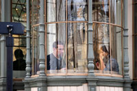 Una pareja comiendo en el Restaurante Havis Amanda, uno de los más prestigiosos de Helsinki.   El Havis Amanda es considerado como el más antiguo y uno de los más prestigiosos restaurantes de mariscos en Helsinki. Se encuentra junto al puerto y la plaza del mercado, en el corazón del centro histórico de la ciudad. Havis Amanda ha atraído a fanáticos de mariscos desde 1973 y desde entonces se ganó una reputación de uno de los mejores lugares especializados en este campo. 