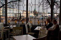 Interior del Restaurant Havis Amanda, un dels més antics i prestigiosos de Hèlsinki, sobretot en peix i marisc. Anomenat així per l'estàtua heroica dona (la Havis Amanda) que està molt a prop de l'entrada, aquesta taverna de luxe és el restaurant més fi mariscs a Hèlsinki. A l'altre costat del bulevard de la Plaça del Mercat, que té sostres de volta coberts amb frescos nàutiques i un sentit de calma atractiva sòlidament establerta i el benestar. Establerta el 1973, i després d'haver traslladat a la seva seu actual el 2004, el restaurant s'enorgulleix de servir marisc principalment de Finlàndia. Depenent de la temporada, podrà gaudir de delícies com la sopa de perxa amb un crep farcit de la perca, la tonyina rostit amb alvocat i cítrics, que brillen fregit peix blanc preparat a foc obert amb un puré de pèsols i salsa de pastanaga i lasanya de bolets amb julivert salsa. Canvis postres amb el caprici del cap de cuina, però podria incloure un consomé de maduixa amb salsa de maduixa amb gust de Pernod. El servei és impecable.