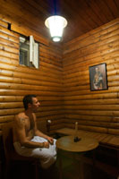 Helsinki. Sauna interior de la piscina de Yrjonkatu (Yrjönkadun Uimahalli, Yrjonkatu 21b, teléfono 09 310 8740 1) Por otra parta en el centro de la ciudad de Helsinki está la piscina llamada Yrjönkatu. Aquí los trajes de baño son opcional y podrás meterte con o sin ellos. Además hay secciones unisex y también para hombres o mujeres. Los finlandeses tienen la característica de disfrutar mucho del calor y de la humedad y hay un promedio de un sauna por hogar en los que suelen sentarse a debatir y hablar con amigos. En Helsinki está el Sauna Kotiharju que se trata del único sauna público de toda la ciudad que todavía se calienta con una estufa a leña y uno de los pocos lugares en los que tranquilamente podrás bañarte junto a otras 30 personas sin absolutamente ninguna prenda. 