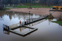 Sauna privada Pikkukoski situada al norte de la ciudad de Helsinki, junto al lago Vanhankaupunginselkä, cercano a la población de Oulunkylä Aggelby.  Otra de las alternativas con las que cuentan los finlandeses para tomar una sauna es hacerlo en un club privado, como en el caso de esta foto, en el que lo socios pagan una cuota al año para poder hacer uso de las instalaciones. 