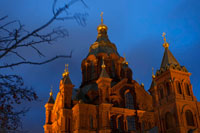 Hèlsinki. La Catedral ortodoxa de Uspenski. La catedral ortodoxa de Hèlsinki (Uspenskin Katedraali), va ser dissenyada i construïda en temps de la dominació russa de l'àrea per l'emperador Alejandro II de Rússia. Aquesta és una de les catedrals ortodoxes d'Europa i tot un símbol arquitectònic de Hèlsinki. Aquest magnífic edifici al turó de Katajanokka, ofereix unes fantàstiques vistes de tota la ciutat de Hèlsinki. En el seu interior, està vestida al més típic estil ortodox, per la qual cosa compta amb impressionants llums, espectaculars voltes i una magnífica col · lecció d'icones religioses ortodoxes.