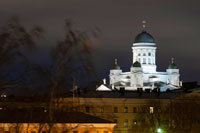 Helsingin tuomiokirkko o la Catedral de Helsinki fue construida por Carl Lugvig Engel bajo la administración rusa en 1850. Renovada por Juha Leiviskä. A principios del S.XIX un incendio destruyó buena parte del centro de Helsinki y como consecuencia, se inició un proceso de reconstrucción bajo el mandato de la Administración Rusa, que tras varios siglos de disputas con Suecia había asumido el Ducado de Finlandia en 1808. Una anexión que finalizaría en 1917 con el estallido de la Revolución bolchevique y la proclamación de la independencia de Finlandia. La reconstrucción incluye el proyecto de la nueva plaza del Senado y de la Catedral Luterana. El arquitecto alemán Carl Ludvig Engel, asume el mandato del proyecto así como la construcción de la biblioteca y la universidad también situados en la plaza del Senado.