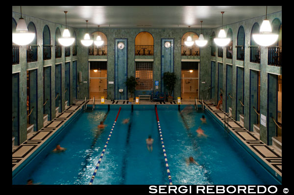 Hèlsinki. La piscina de Yrjonkatu (Yrjönkadun Uimahalli, Yrjonkatu 21b, telèfon 09.310 8740 1) Per què els vilatans els encanta? Peça meravellosa de l'arquitectura i la primera piscina coberta pública a Finlàndia des de 1928. Compta amb piscina de 25 metres, una sauna elèctrica, una sauna de vapor i una sauna de fusta amb calefacció. Els vestits de bany s'ha permès des de 2001. Per què vostè ha de visitar? Vostè pot llogar una cabana al 2 ° pis, que inclou una tovallola, un barnús i una funda de seient. L'edifici és un exemple impressionant de la dècada de 1920 classicisme i és un edifici d'importància històrica i arquitectònica. Prova el "Cafe Yrjö", ubicat a la 2 ª planta i cargols ordre d'all (11 €). Consell especial: Dies separats de natació per als homes i les dones (Women: dl, dc, dv, Dom Men:. Dimarts, dijous, dissabte).