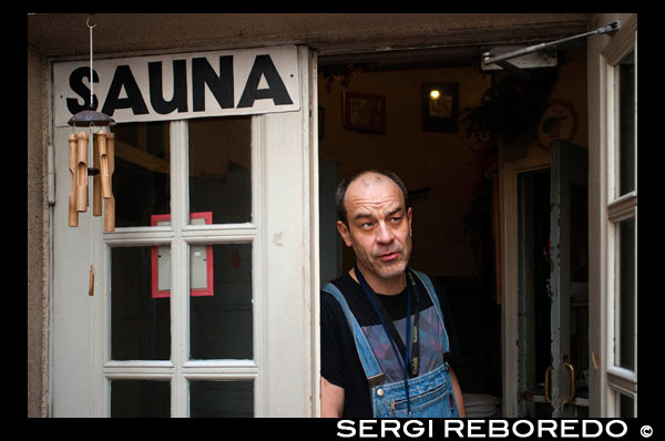 Helsinki. Sauna Arla, una de las pocas antiguas saunas públicas que queda en la ciudad, en la esquina de un bloque de apartamentos en el patio Kallio, Helsinki respuesta a Dalston. Hay escaleras artistas estudios, y una clientela cada vez más la cadera. Anu, un periodista que nos encontremos allí, dice que después de años de la caída en desgracia, saunas públicas están poniendo de moda otra vez: ". Las personas que tienen en sus apartamentos, pero se está convirtiendo en muy popular como una cosa social nuevo" Incluso hay una sauna pública nueva en proyecto por el arquitecto Tuomas Toivonen y su diseñador japonés esposa Nene Tsuboi, quien se inspiró en una cita que habían encontrado de Alvar Aalto, el héroe nacional de diseño finlandés. Ya en 1925, se propuso una "Sauna Cultural" como "un monumento nacional, el primero de su tipo" y 80 y pico de años después, Toivonen y Tsuboi están tratando de hacer que suceda. 