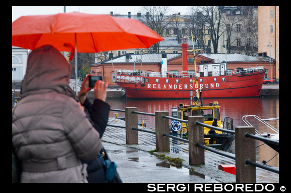 Hèlsinki. Katajanokka Guest Harbour Embarcador al nord de Katajanokka. Katajanokka & Kruununhaka Poc aïllat de la resta de la ciutat, Katajanokka era conegut en el passat pels seus ports i la presó. Avui dia, el districte estil Jugend és arquitectònicament significant. Ofereix interessants excursions, i està poblat per artistes i periodistes. També és un centre polític. Del Nord de Katajanokka es troba el tranquil i molt respectat districte de Kruununhaka, el veí del centre històric dissenyat per Engel.