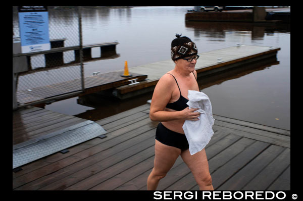 Helsinki. Marina café en el Katajanokka Guest Harbour, uno de los clubs privados en los que con sauna junto al Golfo de Finlandia.  Una auténtica sauna finlandesa es una experiencia obligatoria, y no difícil de encontrar: hay 1,6 millones de saunas en este país de poco más de 5 millones de personas, incluso el parlamento tiene su propia sauna. La sauna, que tradicional finlandesa consiste en relajarse en bancos de madera, vertiendo agua sobre carbones calientes, y aplastando la espalda de su vecino con abedul ramas-es una parte integral de la vida de la cabina y ahora la vida de la ciudad, como los apartamentos están equipados con saunas pequeñas en sus cuartos de baño. Casi todos los hoteles tienen al menos un sauna disponible de forma gratuita, por lo general en horas fijas en la mañana o por la noche para los hombres y las mujeres a usar por separado. Los hoteles más grandes ofrecen una sauna privada en las salas de clase superior y suites. Saunas públicas (con trajes de baño requeridos) se están convirtiendo cada vez más popular, incluso en invierno, cuando los asistentes sauna dejar momentáneamente la sauna a saltar al mar a través de un gran agujero en el hielo (llamado avantouinti). Las piscinas públicas también están equipados con saunas que pueden ser utilizados sin cargo extra.Sociedad Finlandesa de la Sauna. Para obtener información sobre saunas y la tradición sauna, póngase en contacto con la Sociedad Finlandesa de la Sauna. Vaskiniementie 10, Helsinki, 00200. 10/439-5600. www.sauna.fi.