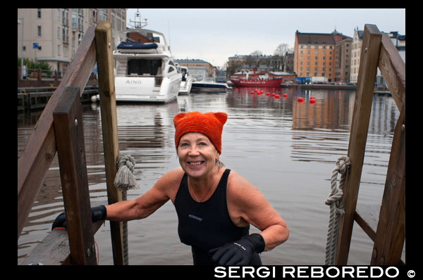 Helsinki. Una señora mayor sale del agua después de una sauna en el Marina café en el Katajanokka Guest Harbour, uno de los clubs privados en los que con sauna junto al Golfo de Finlandia.  NATACIN Y SAUNA El calor de la sauna relaja cuerpo y mente. Despus del vapor de la sauna, se puede zambullir en agua refrescante. Piscina de Yrjnkatu La piscina de Yrjnkatu recrea el ambiente de los baos romanos. Es la primera piscina cubierta de Helsinki y la ms antigua de los pases nrdicos, finalizada en 1928. Su particularidad es que se puede baar con baador o sin l. Hay turnos para hombres y para mujeres en distintos das de la semana. Se pueden alquilar cabinas para relajarse y disfrutar de un refresco. Yrjnkatu 21 b Tarifa: adultos 5-12 €, nios y grupos especiales 2,50 €. Club de natacin de Mkelnrinne Mkelnkatu 49 Tarifa: adultos 6,20 €, nios y grupos especiales 3,20 €. Piscinas de Itkeskus Olavinlinnantie 6 Tarifa: adultos 5,40 €, nios y grupos especiales 2,70 €. Consulte los horarios de natacin y saunas: www.hel.fi/liikunta PISCINAS AL AIRE LIBRE Piscina al aire libre del Estadio de Natacin En la piscina al aire libre de 50 m del Estadio de Natacin se puede nadar, de mayo a septiembre, haga el tiempo que haga. La temperatura del agua se mantiene durante toda la temporada a 25 °C. Hammarskjldintie 1 Piscina al aire libre de Kumpula (mayo-agosto) Allastie 5 El Parque acutico Serena es el mayor parque acutico de los pases nrdicos, con aguas siempre calientes para toda la familia. Dispone de rpidos toboganes, piscinas con terrazas, jacuzzis, Tornado, las aguas bravas de Villivirta, piscinas para nios y una gran piscina de olas. Sus instalaciones al aire libre dis- ponen de Half-pipe, cada libre, ros de flotadores, la piscina del mar Muerto, muchos toboganes y la famosa torre de lianas. Tornimentie 10, Lahnus, Espoo www.serena.fi  