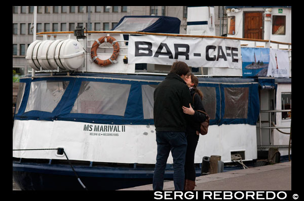 Helsinki. Una pareja se besa junto a la terminal de cruceros en Kauppatori.  El puerto de Helsinki se divide en dos áreas. West harbour y South harbour  Mapa del puerto   www.portofhelsinki.fi/...nal_cruise  Port call 2013  www.portofhelsinki.fi/...uise_ships  En la lista se puede consultar todos los barcos que se espera que atraquen tanto en en South Harbour como en West Harbour, con nombre, fecha, terminal y muelle. Los cruceros en en South Harbour atracan en la terminal Katajanokka (muelles ERA y ERB) y en West harbour en el Munkkisaari Quay de Hernesaari ( muelles LHC and LHB)  Transporte público:  En el enlace aparecen los distintos tranportes dependiendo del muelle  www.portofhelsinki.fi/...nal_cruise  Pinchando sobre cada uno de ellos, se despliegan los horarios de los mismos desde el puerto hacia el centro.  Desde la terminal de Hernesari hay que coger el bus nº 14   Horarios en aikataulut.hsl.fi/linj...n/h14.html ruta en aikataulut.hsl.fi/reit...&y=286   Se pueden ver todas las paradas en ambos sentidos. Pinchando sobre la lupa las situa en el mapa. El centro es "esplanadi", justo al lado de la plaza del mercado y las principales atracciones, pero el 14 no llega hasta allí, así que hay que bajar en Bulevardi. Pinchando sobre la parada se muestran los horarios.  Hay autobuses con mucha frecuencia y el billete se puede comprar al conductor.  El viaje dura 10 minutos porque el puerto del centro dista unos 3 kms.   Existen distintos tipos de tickets, aunque lo más normal es comprar un ticket sencillo dado que se está poco tiempo en la ciudad. Las tarifas del 2013 se pueden consultar en el enlace www.hsl.fi/EN/ticketsa...s2013.aspx  Desde la terminal de Katajanoka, hay que coger el tranvia nº 4 o 4T ruta en aikataulut.hsl.fi/reit...amp;type=2 horarios en aikataulut.hsl.fi/linj...h4_4t.html  Tampoco para en esplanadi directamente, por lo que hay que bajar en Aleksanterinakatu.  La oficina de Turismo está en Pohjoisesplanadi 19 Moneda Eur.  Para información turística  www.hel.fi/hki/Helsinki/en/Etusivu www.visitafinlandia.co...guide/home (en español) 