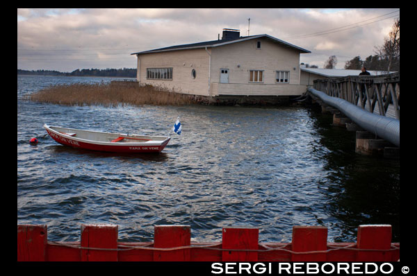 Helsinki. Barcas junto al mar en el exterior del pequeño Café Regata, uno de los cafes más visitado de la ciudad.  ¿Por qué los lugareños les encanta? Love, love, love this pequeño lindo edificio de madera poco justo al lado del agua en Meilahti. ¿Por qué usted debe visitar El olor de los mejores bollos de canela de Helsinki (korvapuusti) se arremolinan alrededor si usted acogedor en el interior entre toda la parafernalia finlandeses de edad. Si no salir a la calle a disfrutar del sol y la brisa en la terraza frente al mar en expansión. Incluso se puede asar su comida allí mismo. Simplemente divino. Imagina el punto más pequeño café que tiene una gran personalidad y un carácter entrañable. Satisfaga su apetito con pasteles y tartas deliciosas finlandeses y descansar la vista en detalle dentro, fuera y alrededor de Regatta Cafe. Pequeñas pistas, rastros de sentido del humor finlandés, se puede encontrar en las múltiples señales que son informativos, como "Querido Ladrón, no tenemos cerveza aquí", y humorísticos como "Yo soy un Wallflower" señal de que se precia estacionado en una pared , en virtud de una instalación de flor. Si usted puede visitar Helsinki vez en su vida, visito Regatta Cafe. Este lugar trae lo mejor de la mentalidad finlandesa, es peculiar, es serio y cambia su aspecto según las estaciones finlandesas, pero se mantiene en el interior de la misma, como en casa. Sugerencia: Mi hijo de 2 años de edad, hijo recomienda una taza de chocolate caliente y un bollo de canela, tanto a sus favoritos! Cafe Regatta Dirección: Merikannontie 10, 00260 Helsinki Abierto de lunes a domingo de 10 a 11 a.m p.m 